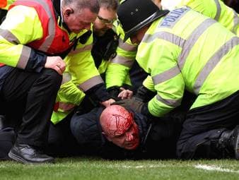 Blutige Krawalle bei England-Derby