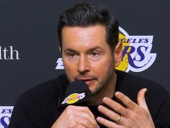 Nach dem 128:104-Sieg der Los Angeles Lakers über die Sacramento Kings spricht Head Coach JJ Redick über das Spiel seines Superstars Luka Dončić. 