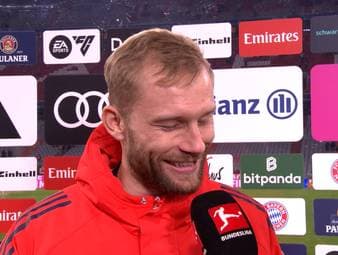 Konrad Laimer analysiert den Sieg des FC Bayern im Freitagsspiel gegen Borussia Mönchengladbach. Die Entstehung von Luis Díaz' Führungstreffer lässt ihn schwärmen, seinen eigenen Treffer kommentiert er so trocken, dass er selbst lachen muss.