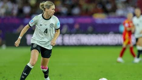 Rebecca Knaak ist lieber auf Naturrasen unterwegs