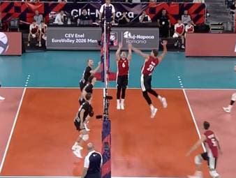 Deutschland steht bei der Volleyball-Europameisterschaft im Achtelfinale. Nach dem vierten Sieg im vierten Spiel geht es nun am Dienstag gegen Olympiasieger Frankreich um den Gruppensieg.