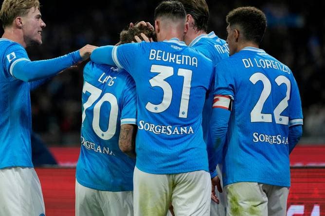 Neapel springt an die Tabellenspitze
