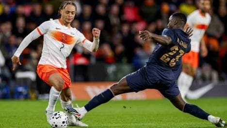 Ecuadors Star Moises Caicedo (r.) und Xavi Simons (l.)