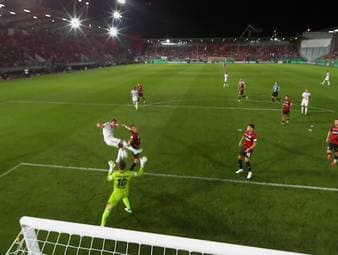 Was für ein Pokal-Abend in Wiesbaden! Bayern München gibt den eigentlich sicheren Sieg fast aus der Hand. Dann wird Harry Kane mal wieder zum Matchwinner, obwohl er an dem Abend seinen Meister findet. Kommentator: Oliver Forster.