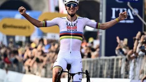 Dominiert fast nach Belieben: Tadej Pogacar