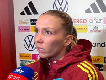 Die deutsche Nationalspielerin Giulia Gwinn verletzt sich im WM-Qualifikationsspiel gegen Österreich. Ihre DFB-Teamkolleginnen senden Genesungswünsche.