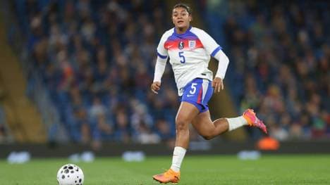 Jess Carter im Trikot der Lionesses