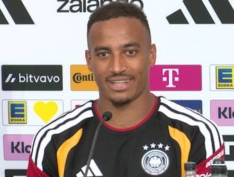 Jamie Leweling wird auf einen möglichen Wechsel im Sommer angesprochen und lässt dabei offen, dass ein Transfer nicht ausgeschlossen ist. Gleichzeitig betont er, wie wohl und zufrieden er sich aktuell beim VfB Stuttgart fühlt.