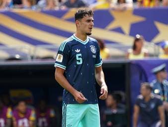 Im SPORT1-Podcast "Die WM-Kabine" diskutieren SPORT1-Chefreporter Stefan Kumberger und SPORT1-Reporter Manfred Sedlbauer über Aleksandar Pavlovic und erklären, warum der Bayern-Profi gerade in den entscheidenden K.-o.-Spielen eine wichtige Rolle einnehmen könnte. 