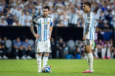 Mitspieler macht Messi-Andeutung