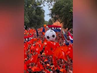 Die niederländischen Fans sorgen mit einem gewaltigen Fanmarsch in Houston für Aufsehen. Rund 30.000 Menschen sind vor dem zweiten WM-Spiel gegen Schweden auf der Straße.