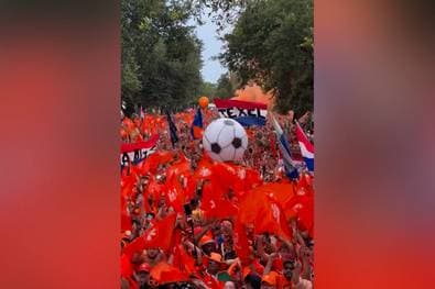 30.000 Fans! Gänsehaut bei gewaltigem Fanmarsch