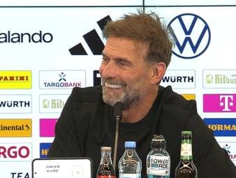 Jürgen Klopp zeigt bei seiner Vorstellung als neuer Bundestrainer direkt seine humorvolle Seite. Mit einer Parkplatz-Aussage sorgt er für einen Lacher.