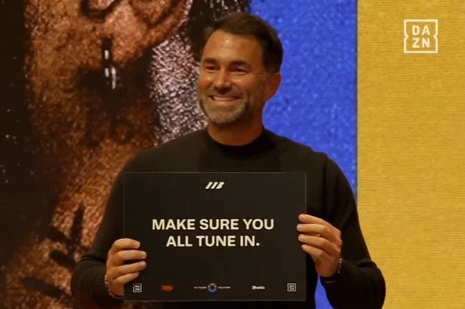 Skurrile Pressekonferenz! Star-Promoter spielt Filmszene nach