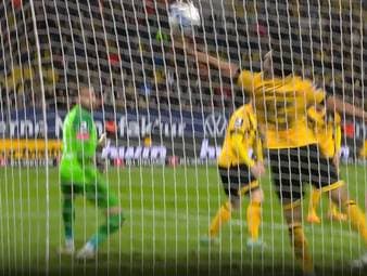 Unfassbare Szene bei der Drittliga-Partie zwischen Dresden und Unterhaching: Dynamo-Profi Claudio Kammerknecht packt auf der Torlinie eine Monsterparade aus - ist aber leider Feldspieler. Trotzdem gibt's für sein Team ein Happy End.