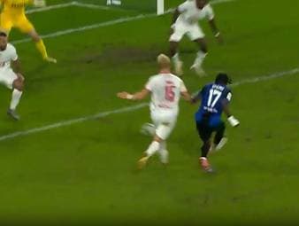 Heißes Duell zwischen Waldhof Mannheim und Rot-Weiß Essen. Zuerst bringt ein Schüler die Heimfans zur Ekstase, doch nach dem Abpfiff wird es nochmal richtig hitzig.