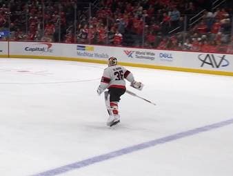 Dass in der NHL mal die Fäuste fliegen, ist ja gar nicht so ungewöhnlich. Dass aber ein Torwart extra das ganze Feld überquert, um auch noch richtig mitmischen zu können, dann schon eher. 