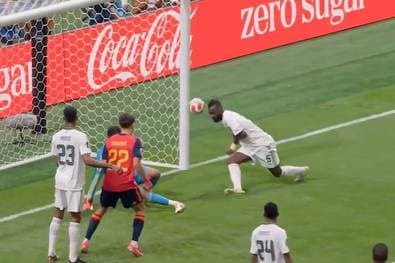 Kurioses Eigentor krönt spanische WM-Gala