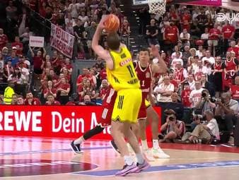Nach dem Offensiv-Spektakel in Spiel 1 macht ALBA Berlin dem FC Bayern München in Spiel 2 der Finalserie in der BBL das Leben deutlich schwerer. Am Ende klauen die Hauptstädter den Bayern den Heimvorteil.