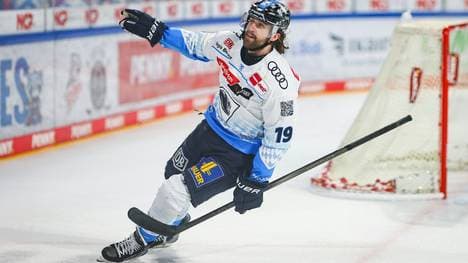 Wojciech Stachowiak im Trikot des ERC Ingolstadt