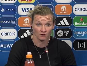 Mit der 1:4-Niederlage im Hinspiel gegen Barcelona steht Wolfsburg im CL-Viertelfinale vor einer großen Herausforderung. Alexandra Popp erklärte, wie die Wölfinnen das Ruder noch rumreißen können. 