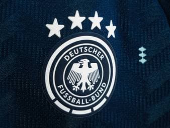 Adidas präsentiert das neue Auswärtstrikot der deutschen Nationalmannschaft. Mit dem Dress soll bei der WM 2026 der fünfte Titel her.