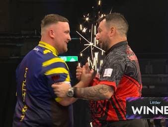 Luke Littler gewinnt den zwölften Spieltag der Premier League of Darts im Finale gegen Tabellenführer Jonny Clayton mit 6:1 und macht einen großen Schritt in Richtung Playoffs.