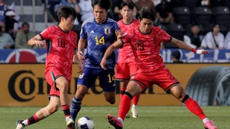 Tanaka (Mitte) im japanischen Trikot