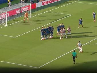 Mit einem sehenswerten Freistoß besiegelt Ex-Bayern-Star Malik Tillman das WM-Aus der Bosnier und schießt die USA Richtung Achtelfinale.