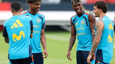 Spaniens Stars hatten beim kurzen Training viel Spaß