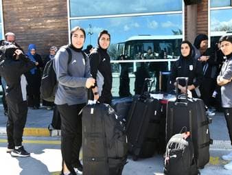 Blumen und Jubel: Irans Frauen in Heimat empfangen