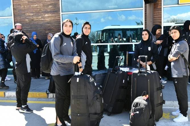 Blumen und Jubel: Irans Frauen in Heimat empfangen