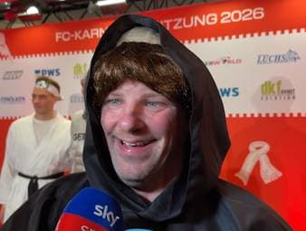 Lukas Kwasniok spricht am Rande der Karnevalssitzung des 1. FC Köln über sein "zurückhaltendes" Mönch-Kostüm.