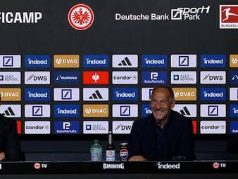 Bei der Antritts-PK von Trainer Adi Hütter bei Eintracht Frankfurt kommt es zu einem kuriosen Moment.
