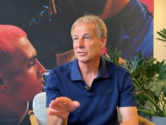 Jürgen Klinsmann findet für Lionel Messi und dessen Leistungen mit Argentinien nur lobende Worte. Auch deshalb will er Spanien im Finale nicht all zu sehr favorisieren. 
