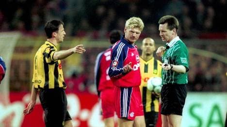 Karten-Festival: Stefan Effenberg (Mitte) diskutiert mit Hartmut Strampe. Dortmunds Fredi Bobic kommt hinzu