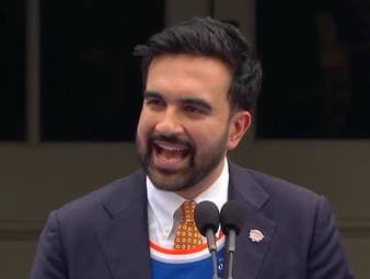 Zohran Mamdani, Bürgermeister von New York, hat auf der Sieger-Parade der New York Knicks eine flammende Sieger-Rede gehalten. 