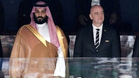 FIFA-Präsident Gianni Infantino (r.) pflegt enge Beziehungen nach Saudi-Arabien