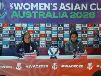 Nach dem Tod von Irans Staatsoberhaupt Ali Khamenei durch US-israelische Luftangriffe steht das Frauen-Nationalteam beim Asien-Cup im Fokus. Trainerin Marziyeh Jafari wollte sich jedoch nicht äußern.