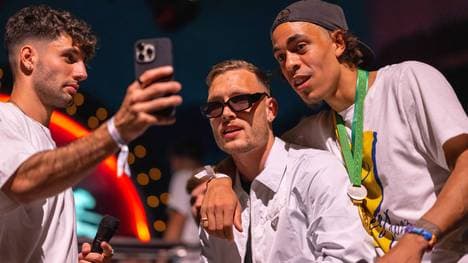 David Raum (M.) bestritt zuletzt sein 100. Pflichtspiel für RB Leipzig