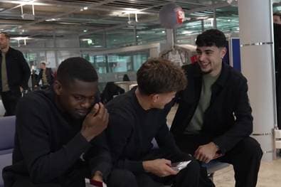 Bayern-Duo flachst am Flughafen