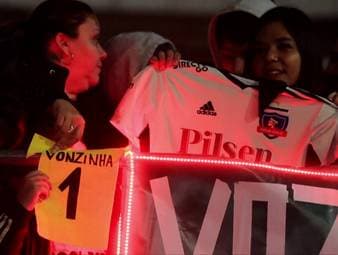 Kap Verdes Keeper Vozinha entpuppte sich bei der vergangenen WM als einer der großen Überraschungen. Nun unterschrieb er mit 40 Jahren nochmal einen neuen Vertrag bei Colo-Colo. Bei der Ankunft in Chile wurde er frenetisch gefeiert.