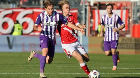 Zweikampf im Spitzenspiel in Cottbus