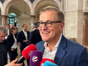 Jan-Christian Dreesen äußert sich zu den Zielvorgaben des FC Bayern für die neue Saison und spricht zudem über Alphonso Davies. Der Kanadier wird während der Länderspielpause nicht zur Nationalmannschaft reisen, sondern seine Hochzeitsreise antreten. 