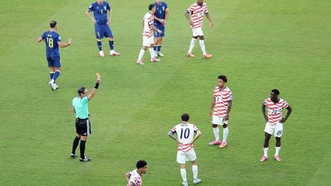 Balogun (r.) sah im Sechzehntelfinale Rot