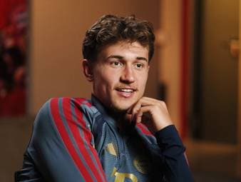 Im DFL-Midweek-Interview scherzt Bayern-Profi Tom Bischof über die intensiven Trainingsduelle mit Michael Olise beim FC Bayern und hebt dabei dessen außergewöhnliche Qualität im Eins-gegen-eins hervor.