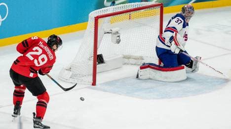 Nathan MacKinnon verfehlt das leere Tor