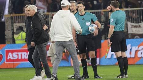 Alexander Blessin (weiß) in der Diskussion mit Schiedsrichter Florian Badstübner