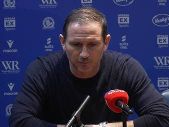 Chelsea-Legende Frank Lampard steigt als Trainer mit dem englischen Zweitligisten Coventry City in die Premier League auf. Es gibt jedoch einen noch größeren Moment in seiner Karriere, an den man sich vor allem in München nur ungern erinnert.