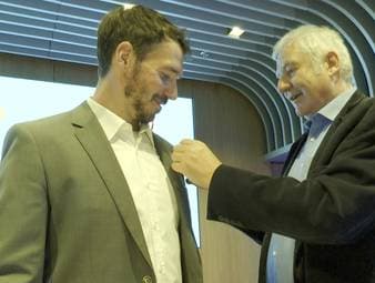 Große Ehre für Felix Neureuther – und ein goldenes Band. Denn damit würdigt der Verband deutscher Sportjournalisten jedes Jahr eine Persönlichkeit, die sich durch ihr soziales Engagement mit sportlichem Hintergrund besonders verdient gemacht hat.